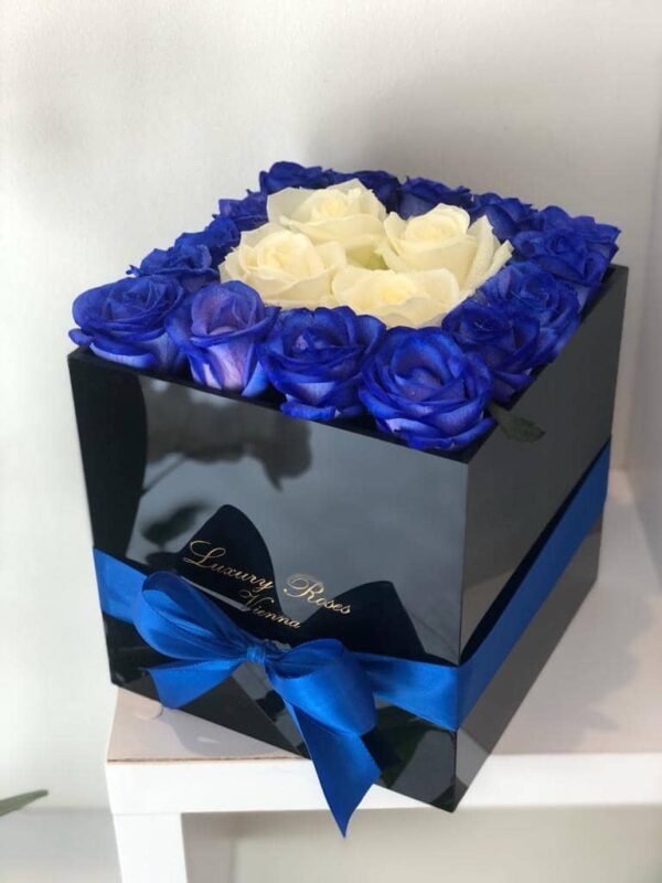 Glossy-Box mit blauen und weißen Rosen